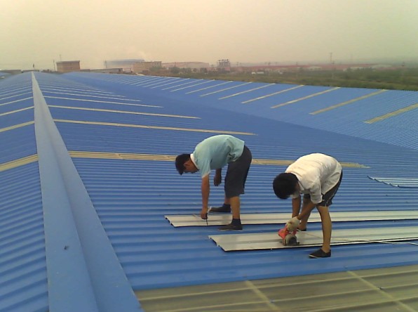 鋼結構工(gōng)程之鐵(tiě)瓦搭建更換